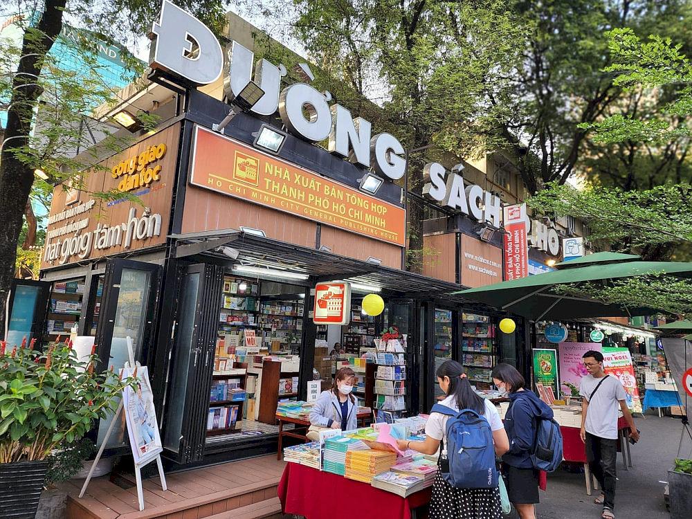 Many small book stalls still prefer cash, so visitors should carry some Vietnamese dong in small denominations for convenient purchases